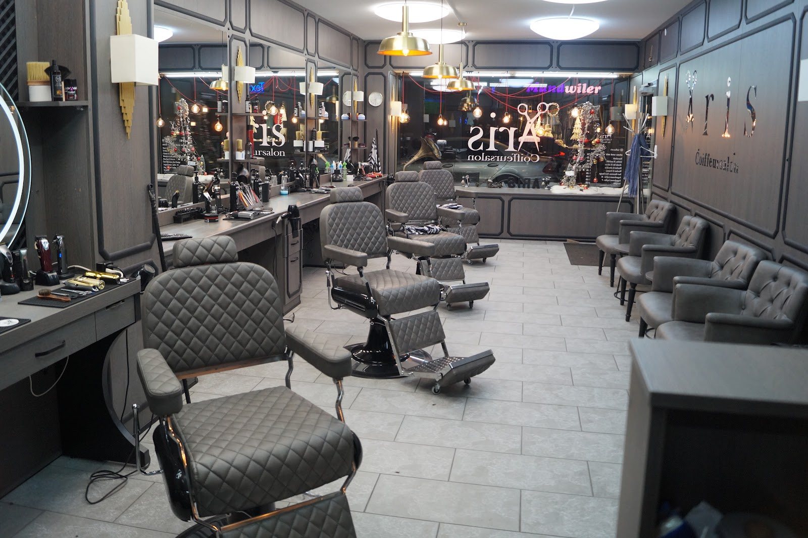 Styling-Stationen und Wartebereich im Coiffeursalon Aris